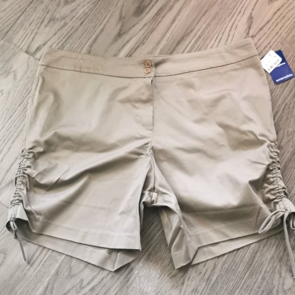 Pennington Shorts size 18.  Beige. NWT
